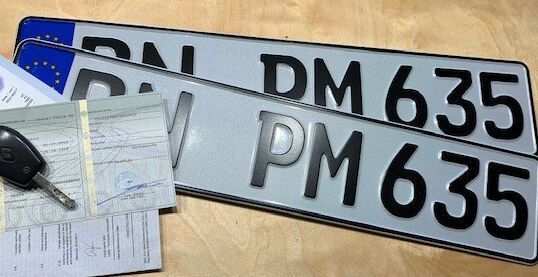 Immer mehr Pkw sind in Deutschland nicht mit den Kennzeichen der bestehenden Landkreise unterwegs sondern mit sogenannten Heimatkennzeichen.(Bild:  Doris Pfaff)