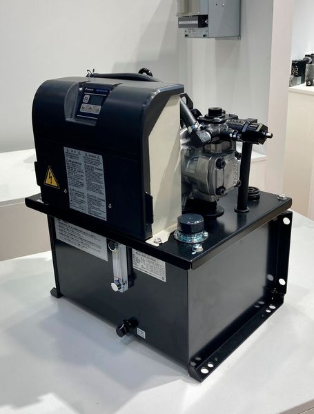 Das Hybrid-Antriebssystem Ecorich EHU3007-40YC von Daikin für Werkzeugmaschinen ist mit Wechselrichtertechnologie und effizientem Permanentmagnetmotor ausgestattet. (Bild: Stefanie Michel)