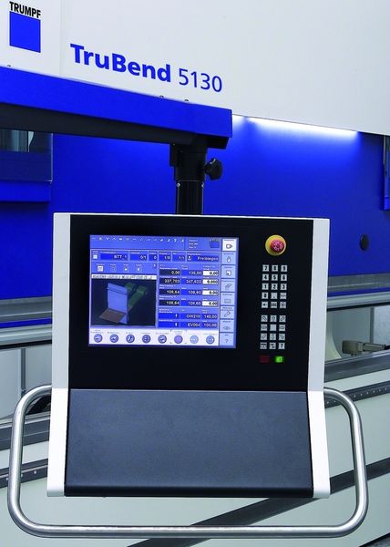 Die Blechteilesimulation spielt auch beim Biegen eine wichtige Rolle; die auf dem Bildschirm zu sehenden Bewegungen sind vordefinierte Abläufe. Bild: Trumpf (Archiv: Vogel Business Media)