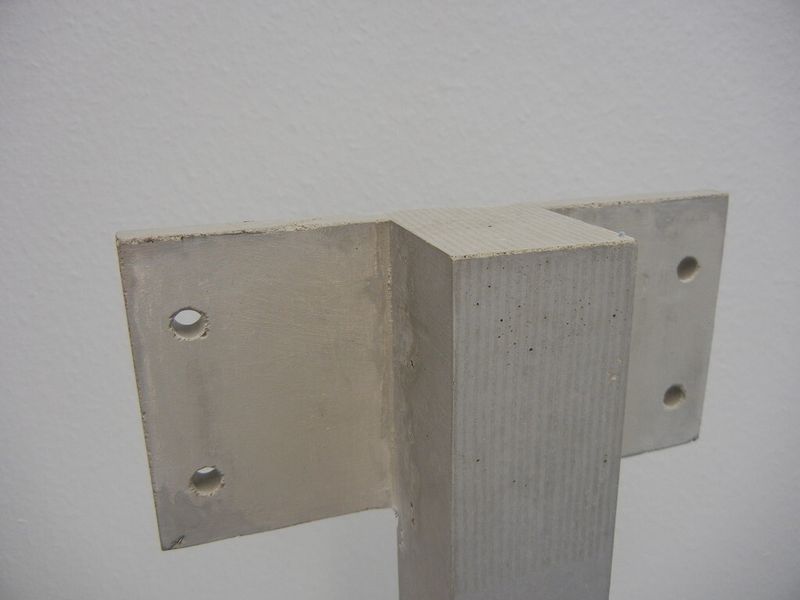 Bild 4: Aufgrund der genauen Abformung können Komponenten mit 8 mm Wanddicke hergestellt werden, wie diese Laserhalterung aus Hochleistungsbeton (Nanodur der Durcrete GmbH, Limburg an der Lahn) zeigt. (Bild: Durcrete)