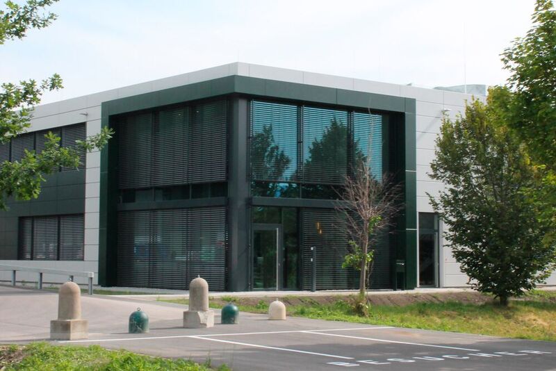 Lichtdurchflutet und offen. Anfang Juli hat die BTK Befrachtungs- und Transportkontor GmbH ihr neu gebautes Bürogebäude mit 130 Arbeitsplätzen in Raubling bezogen. 