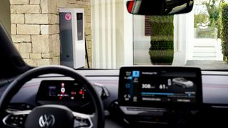 Das bidirektionale Laden kommt in immer mehr Modellen an und gewinnt finanziell für die E-Autofahrer an Bedeutung. (Bild: VW)