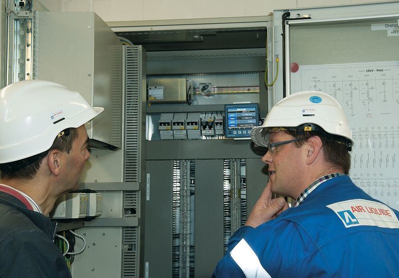 Oliver Kötting (rechts) und Henning Müller begutachten den Janitza Spannungsqualitätsanalysator UMG 511. (Martin Witzsch)