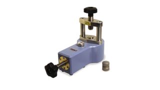 Die Minilaborpresse für die Herstellung von KBr-Presslingen. (Bild: L.O.T. Oriel)