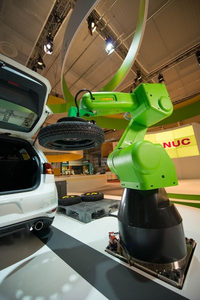 Im Sockel des CR-35iA befindet sich die Sensorik, die eine sichere Mensch-Roboter-Kollaboration ermöglicht. (Bild: Fanuc)