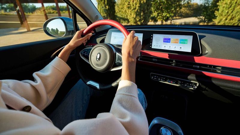 Innen gibt es zwei 10,25-Zoll-Displays und nur wenige Schalter. Dafür hört der Funky Cat dank Sprachassistent aufs Wort. (Bild: Ora)