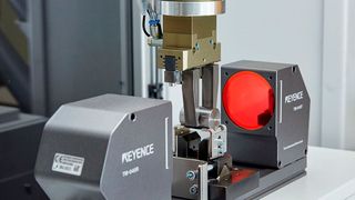Teilevermessung innerhalb des Palettiersystem noch vor der Ablage auf die Palette. (HBi Robotics)