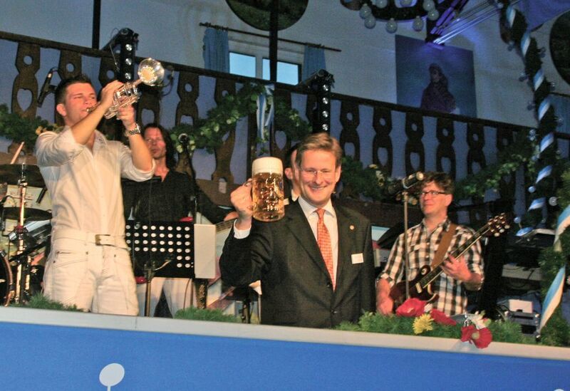 „Prost!“ – mit diesem Ausspruch startete in diesem Jahr der BIOTECHNICA-Ausstellerabend. Nach der Eröffung durch Stephan Kühne, Vorstandsmitglied der deutschen Messe,...  (Bild: LaborPraxis)