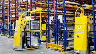 Das AGV holt selbstständig einen Frontentransportwagen und fährt ins Lager, wird dort vom Nolte-Mitarbeiter empfangen. (Grenzebach)