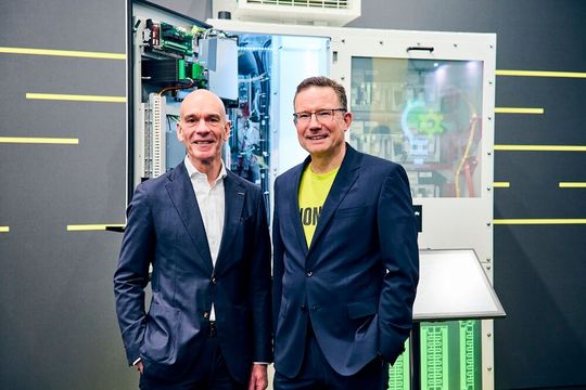 Achim Peltz (CEO Siemens Motion Control) und Michael Reichle (CEO Innomotics) auf der SPS 2025 in Nürnberg.(Bild:  Innomotics)