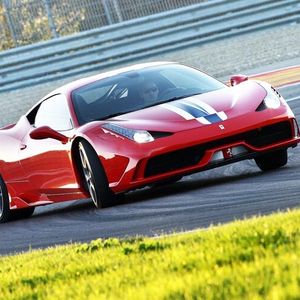 Am liebsten quer: Befeuert wird der 458 Speciale von einem 445 kW/605 PS starken 4,5-Liter-V8-Aggregat. Er ist damit der stärkste V8 der Firmengeschichte.