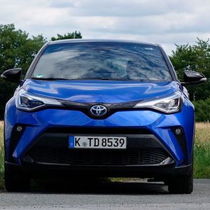 Die Frontscheinwerfer verfügen über ein Kurvenlicht, bei dem der kurveninnere Scheinwerfer analog zur Lenkbewegung mitschwenkt.(Bild:  Rosenow/»kfz-betrieb«)