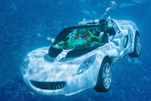 Der elektrisch angetriebene Straßen- und Unterwasser-Roadster sQuba war die Sensation auf dem Genfer Autosalon 2008.  Zurück zum Artikel (Bild: Rinspeed)