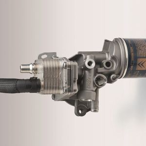 Das Ölfiltermodul trägt den Anschraubfilter und überwacht die Ölqualität. Das Steuergerät weist den Fahrer auf anstehende Ölwechsel hin, abhängig von der Belastung und vom Fahrstil.