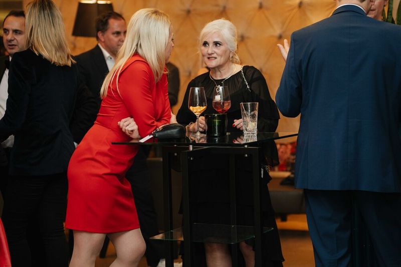 Eva Kanzler, eine der beiden Chefinnen der Vogel-IT-Akademie, und Ulrike Ostler, Chefredakteurin von DataCenter-Insider, plaudern (wahrscheinlich) schon über die möglichen Events im Jahr 2026.  (Bild: Manuel Emme Fotografie)