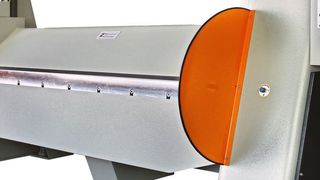 Bild 1: Vollhydraulische, automatisierte Schwenkbiegemaschine vom Typ SBM3000X6 der Dr. Hochstrate Maschinenbau Umformtechnologien. (Joerg Fruck)