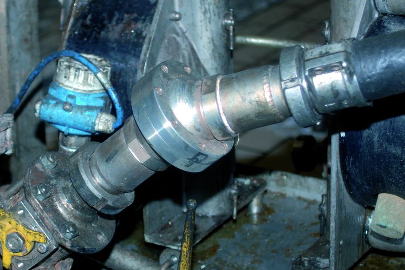 Bild 1: Mit seinem Schwenkwinkel von insgesamt 50° in alle Richtungen folgt das bewegliche Ende des Kugeldrehgelenks den Schlauchbewegungen, wenn etwa der Mitarbeiter die Schlauchleitung zum Ankuppeln an einen anderen Tank führt – das vermeidet oder reduziert Knick- und Torsionsbelastungen. (Archiv: Vogel Business Media)