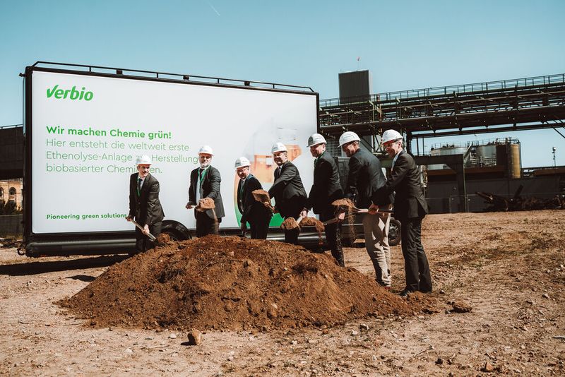 Feierlicher Spatenstich am Verbio-Standort Bitterfeld (v.l.n.r.): Levente Ondi (Geschäftsführer Ximo Hungary kft.), Jörg Pfeiffer (Geschäftsführer Verbio Bitterfeld), Oberbürgermeister Armin Schenk (Oberbürgermeister von Bitterfeld-Wolfen), Minister Sven Schulze (Wirtschaftsminister von Sachsen-Anhalt), Theodor Niesmann (CTO Verbio), Michael von Laer (Global Head of Specialties Verbio), Dr. Andreas Kohl (Head of Specialty Chemicals & Catalysts Verbio) (Bild: Verbio)