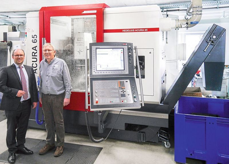 Georg Pfisterer (r.), Inhaber der Pfisterer Feinwerktechnik GmbH, ist von der Präzision und Leistung seiner Acura 65 überzeugt. (Hedelius)