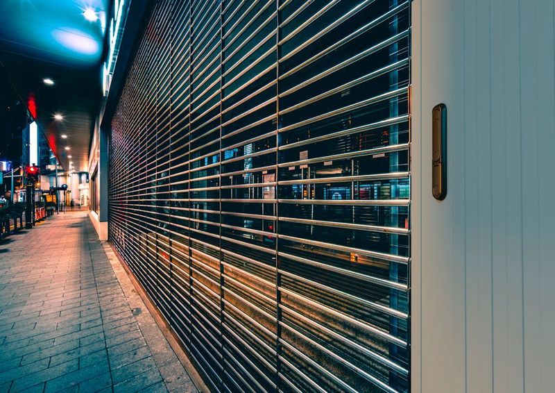 Der T-Griff 3-145 liegt besonders flach auf und kann nicht als Kletterhilfe benutzt werden.  (DIRAK GmbH)