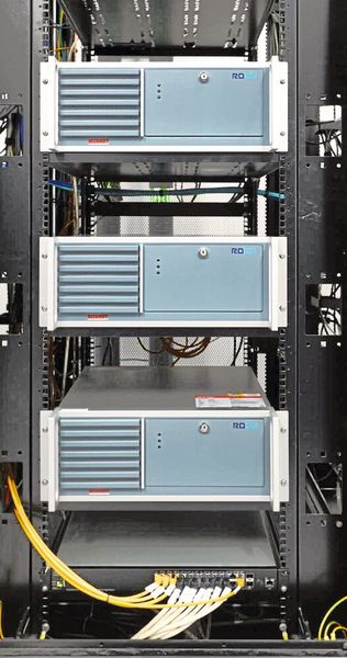 L'installation d'essai Rolls-Royce renferme trois PC industriels C5102 de 19 pouces. Avec leurs processeurs Intel Core i7, ils délivrent une puissance de calcul suffisante.  (Beckhoff Automation)