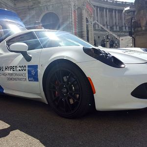 AVL List in Graz zeigt beim Wiener Motorensymposium eine Studie auf Basis des Alfa Romeo 4C, bei der die Leistung dank Bi-Abgasturbo und elektrischer Aufladung auf stolze 474 PS steigt; damit dürfte eine Höchstgeschwindigkeit von 320 km/h möglich sein.