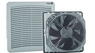 Filterlüfter für Schaltschrank-Klimatisierung schafft bis zu 870 m3 Luftaustausch pro Stunde: Das Luftstrom-System verhindert Wärmenester und erreicht eine gleichmäßige Zuführung gefilterter Umgebungsluft zum Schutz der Elektronik.  (Häwa)