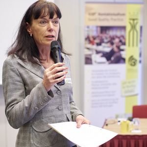  Dr. Gabriele Wenniger ist Inspektorin bei der Regierung von Oberbayern. Ihr Thema waren die Aufgaben der sachkundigen Person.