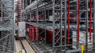 Die Regalbediengeräte überzeugen durch ein besonders niedriges Anfahrmaß. (Westfalia)