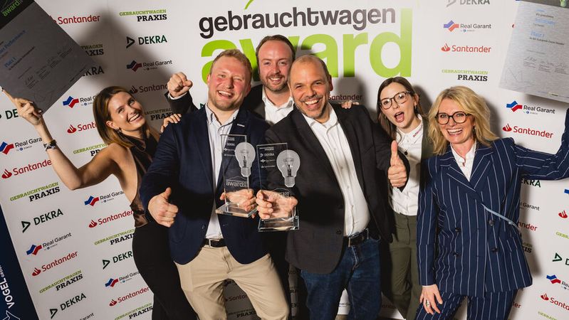 Strahlende Sieger beim Gebrauchtwagen Award 2026: In der Kategorie Vertragshandel siegte das Team von Weller, in der Kategorie Freier Handel brachte das Team von Auto Expo den Pokal nach Hause.(Bild:  Stefan Bausewein)