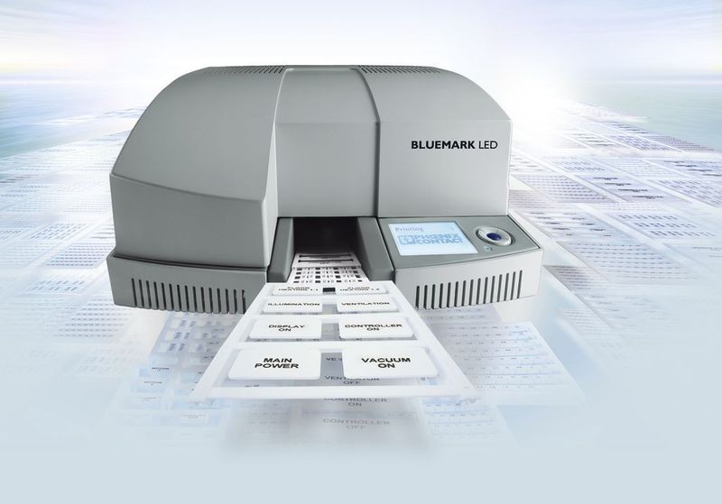 Bild 3: Das weltweit erste Drucksystem für industrielle Markierungen auf der Basis von LED-Technik verarbeitet Leiter-, Klemmen- und Gerätemarkierungen im Unicard-Format. Bilder: Phoenix Contact (Archiv: Vogel Business Media)