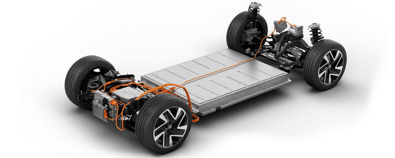 Batterien bilden die Basis für Elektroautos – wie etwa hier der Energiespeicher in der Antriebsplattform des neuen VW Bullys. Chinesische Konzerne wollen an der zukunftsträchtigen Entwicklung in Europa teilhaben und investieren in Batteriewerke und Start-ups.