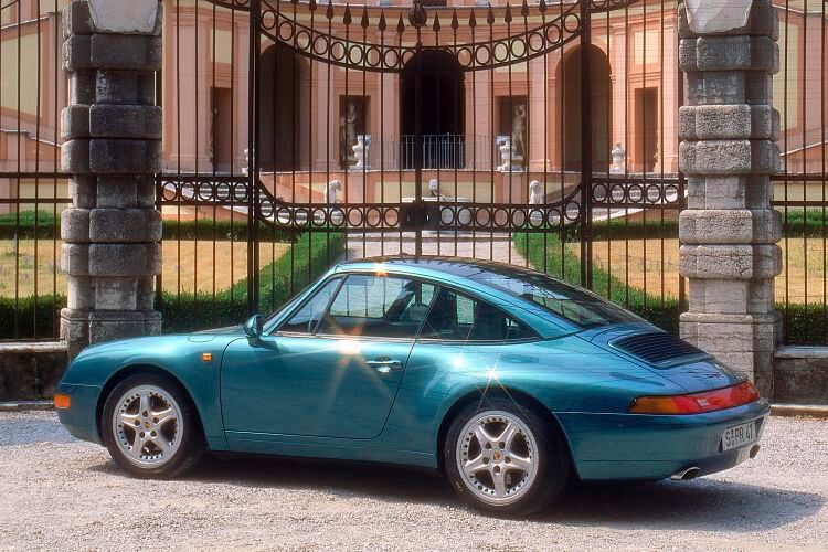 Mit der vierten Generation des Porsche 911 Targa stellte Porsche 1995 auf Basis des Typ 993 ein vollkommen neues Targa-Dachkonzept mit elektrisch bedienbarem, großflächigem Panorama-Glasdach vor. Es ersetzte die bis dato verwendete Kombination aus Sicherheitsbügel und herausnehmbaren Dachteil. (Bild: Porsche AG)