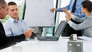 Trumpf bietet unter anderem Seminare, Workshops und Beratungen zur Teilegestaltung mit Blech. Darin entwickeln Experten von Trumpf gemeinsam mit den Kunden optimierte Konstruktionslösungen. (Bild: Trumpf)