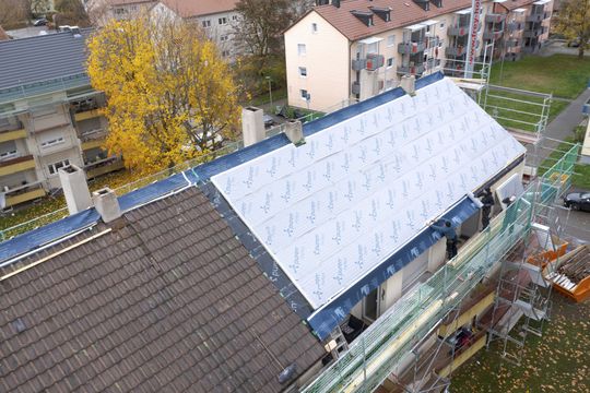 (Das Sanierungskonzept des Zimmerermeisters Johannes Frey sah den Rückbau bis zu den Sparren sowie eine Aufsparrendämmung mit einem PU-Hochleistungsdämmstoff und einer anschließenden Neudeckung mit Dachsteinen vor. Bild: puren)