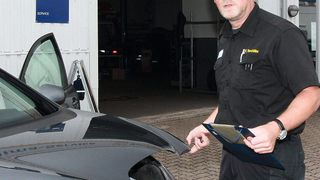 Meisterhaft-Partner Marcus Westhöfer erledigt die Inspektionen nach Herstellervorgaben. Ergebnis: Beim letzten Werkstatttest erreichte er die Höchstpunktzahl und fand alle Fahrzeugfehler. (Foto: Matthies)