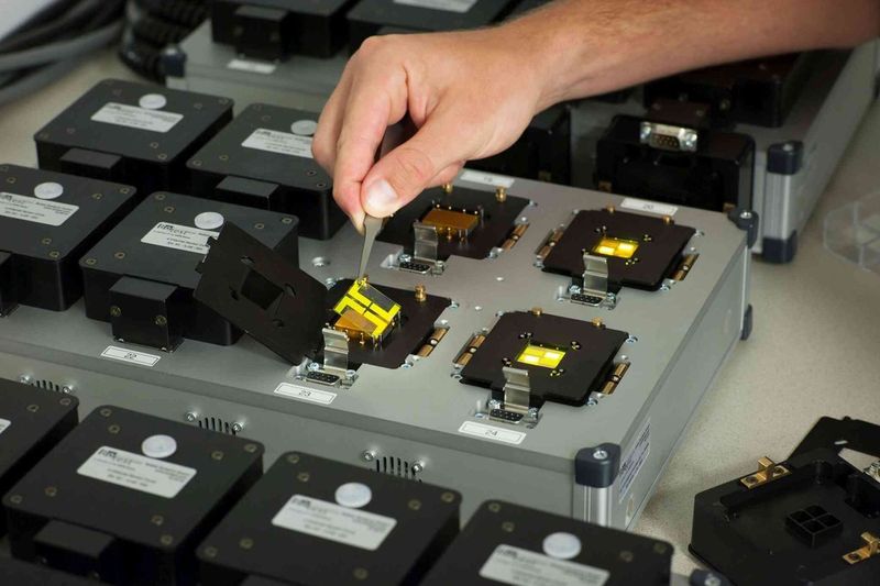 Organische Leuchtdioden (OLEDs) lassen sich einfach und günstig herstellen. Dank kompostierbarer Materialien werden sie auch nachhaltig. (Bild: KIT)