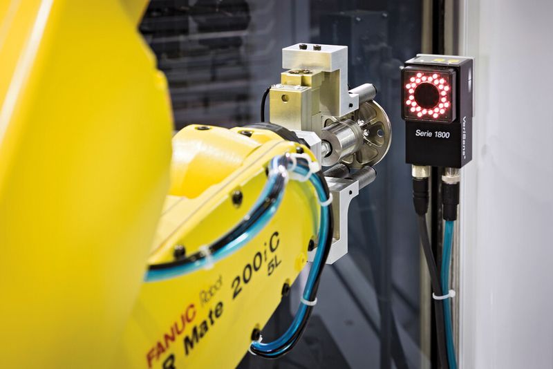 Bild 3: Diese Messzelle kann kundenspezifisch ausgestattet werden, zum Beispiel mit Roboterarmen von verschiedenen Herstellern, einer Beschriftungs- und Datamatrix-Code-Erkennung oder automatischer Werkstücklage-Erfassung. (Bild: Blum-Novotest)