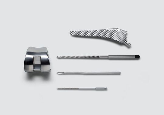 Beim Schleifmaschinenhersteller Adelbert Haas hat die Medizintechnik einen hohen Stellenwert. Auf Multigrind Schleifmaschinen werden allein jedes Jahr 2,4 Millionen Knie-Endoprothesen gefertigt, heißt es.(Bild:  Adelbert Haas GmbH)