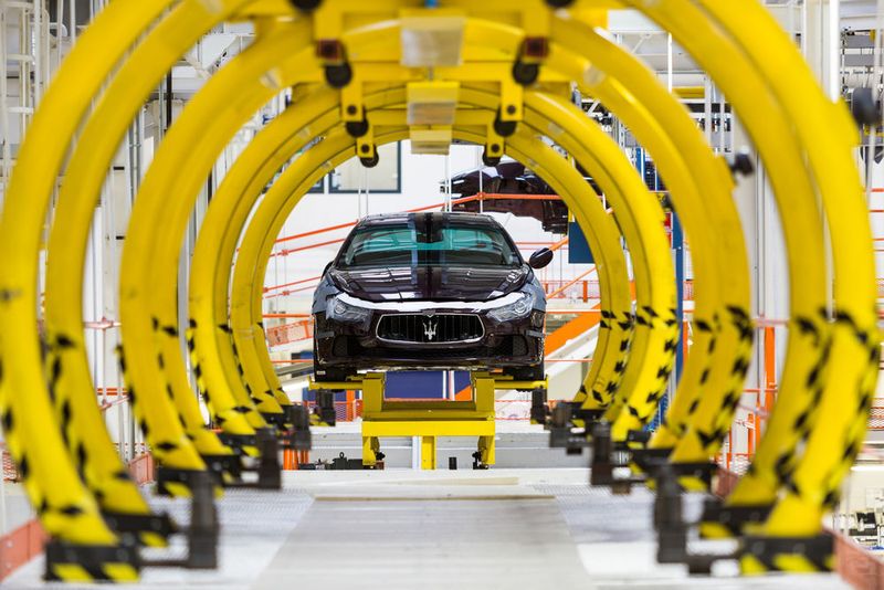 Virtuelle und reale Welt wachsen zusammen: Der Maserati Ghibli steht für die perfekte Fusion der traditionellen italienischen Leidenschaft für sportliche Automobile und edles Design mit modernsten Planungs- , Entwicklungs- und Fertigungsmethoden. Siemens unterstützt Maserati entlang des kompletten Produktentwicklungs- und Produktionsprozesses: vom Produktdesign und der Produktionsplanung über das Engineering, die Fertigung und den Service. (Bild: Siemens)