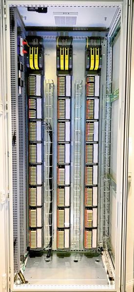 Signale können direkt vom Feld an den Electronic Marshalling Anschlussklemmen des Delta v Cabinets angeschlossen werden und auch in beliebiger Reihenfolge kombiniert werden. Eigensichere und nicht eigensichere Signale können  so in einem Schrank kombiniert werden. (Emerson)
