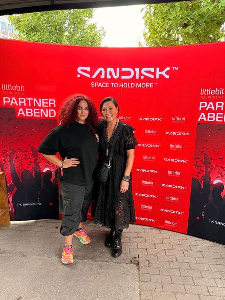 Besa (IT-BUSINESS) mit Miriam Franke (Sandisk), die wieder ein super Event organisiert hat. (Bild: Vogel IT-Medien)