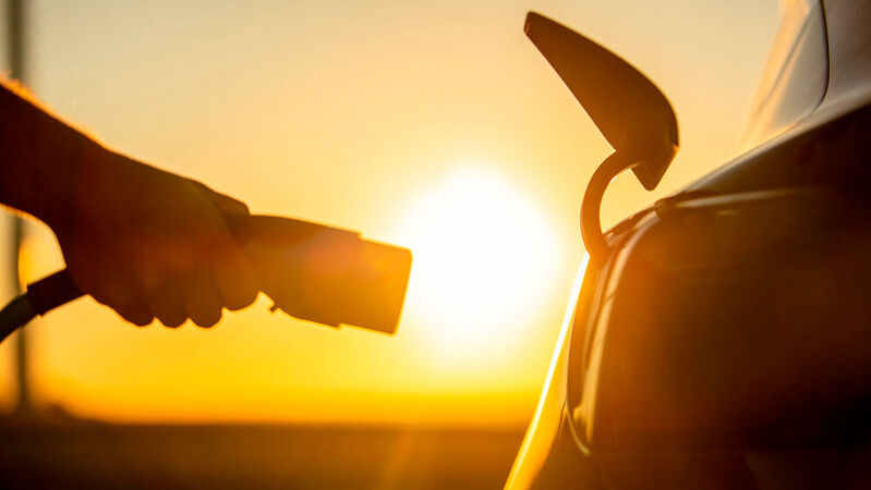 Pack die Sonne in den Tank: Elektroautos können als wichtiger Energiezwischenspeicher für erneuerbare Energien dienen, deren Erträge Schwankungen unterworfen sind.