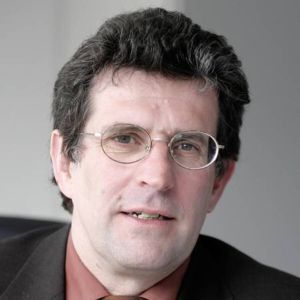 Professor Werner Tillmetz: „In der Fertigung der Schlüsseltechnologie Batterie für Elektrofahrzeuge steht das Automobilland Deutschland noch am Anfang und muss deshalb in den nächsten Jahren eine durchgängige Wertschöpfungskette mit einer starken Zulieferindustrie etablieren.“