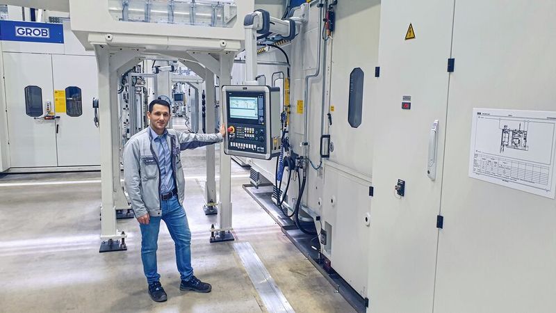 Marco Singer, Prozessplaner bei MAN, inmitten der verketteten Produktionsmaschinen von Grob. (Bild: Mapal)