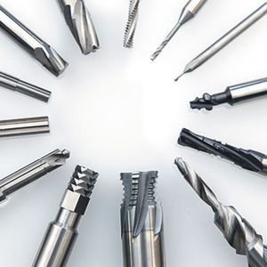 Ein kleiner Ausschnitt aus dem umfangreichen VHM-Fräser-Sortiment von WAWO. Von Reibahlen, Sonderwendeplatten über Drehwerkzeuge, Sonderbohrer bis hin zu Sonderfräsern und Stosswerkzeugen ist alles machbar.