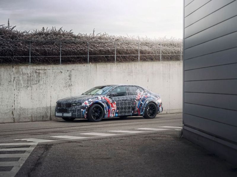 Das Hochvoltspeichergehäuse übernimmt die Rolle eines Strukturbauteils im Fahrzeug und ist fest mit der Vorder- und Hinterachse verbunden. (Bild: BMW AG)