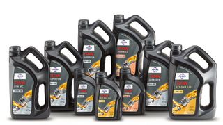 Fuchs hat die Verpackungen seiner Ein-, Vier- und Fünf-Liter-Ölgebinde umfassend überarbeitet. Sie bieten nicht nur Nutzern diverse Vorteile, auch die Umwelt profitiert unter anderem durch den Einsatz von 30 Prozent recyceltem Kunststoff. (Bild: Fuchs)