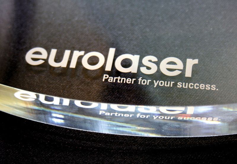 Bild 9: Ein Favorit für Designer ist PMMA oder auch Plexiglas genannt, das bis zu einer Dicke von 30 mm präzise und sauber geschnitten werden kann. Die Kante sieht aus wie flammpoliert. (Bild: Eurolaser)