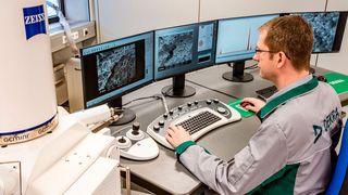 Im Dekra Labor kommt man mit Hightech unsichtbaren Schäden an Carbonbauteilen auf die Spur. (Bild: Dekra)